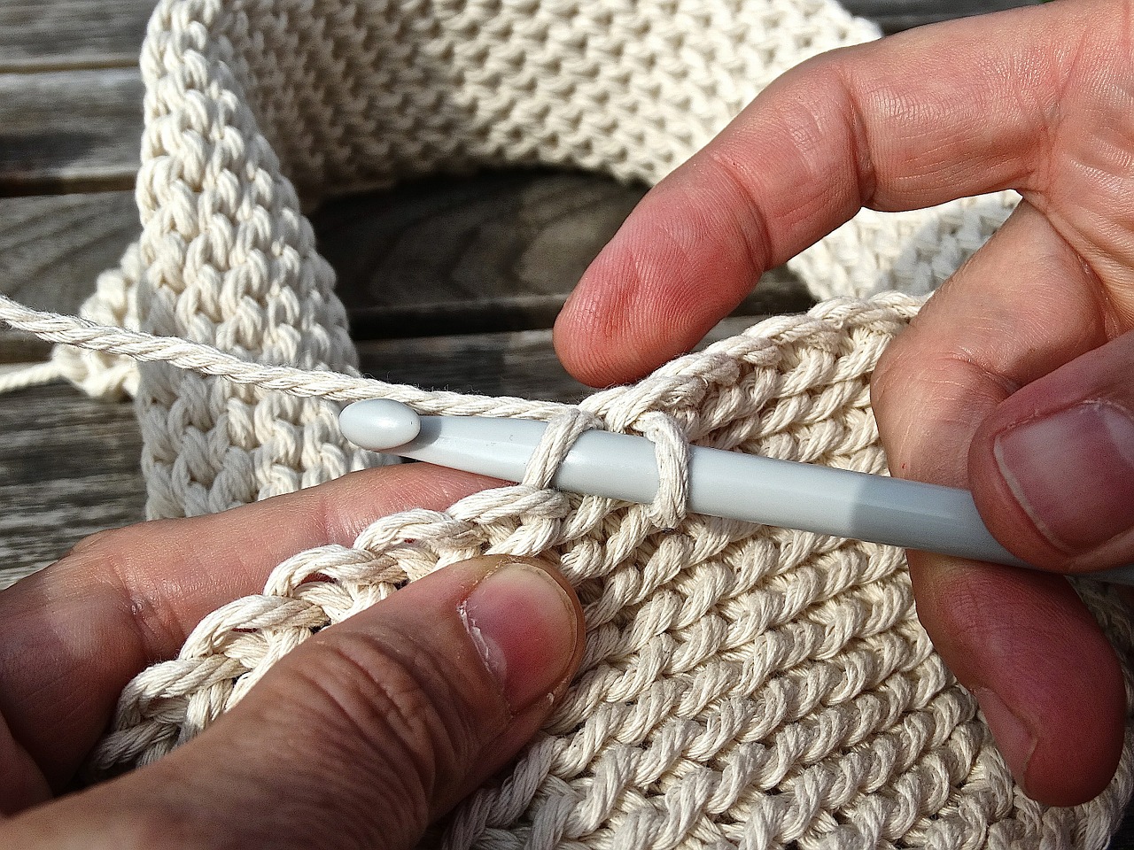 picture of hands holding crochet needle in yarn