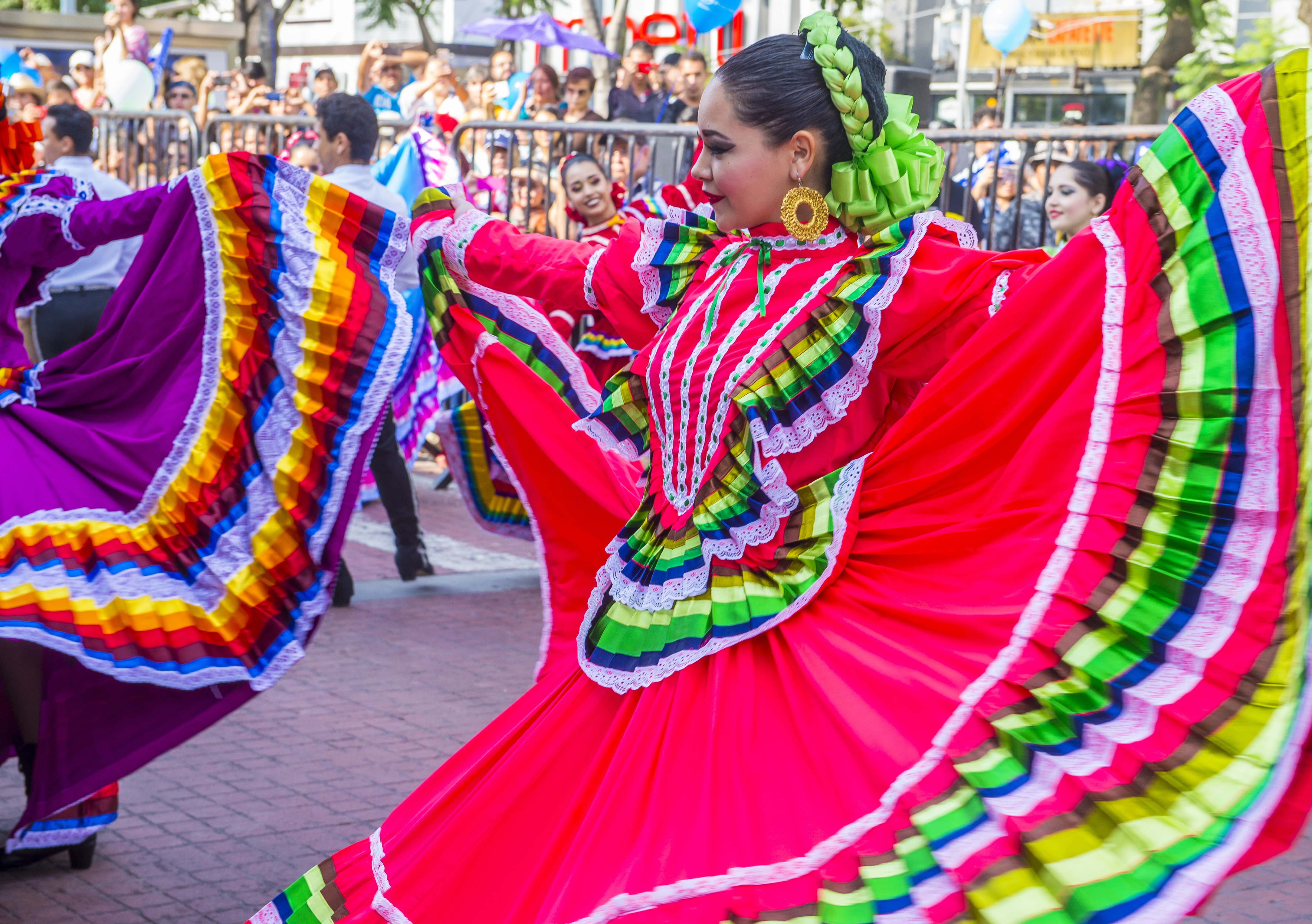 Folklórico dancers